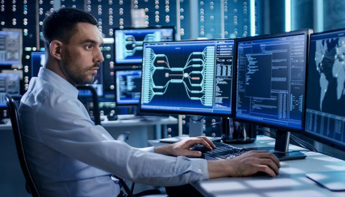 Teleoperador En Central De Monitoreo Por Cámaras Y Llamadas De Emergencia